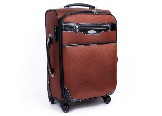 El nilón y la maleta grande de cuero de la PU en la carretilla de las ruedas encajonan el equipaje para el viaje, deportes